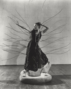 Tanz-Pi­onierin Martha Gra­ham als Skluptur von Isamu Noguchi