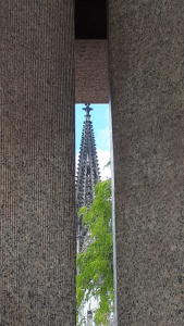 Die Skulptur Ma'alot mit Blick zum Dom in Köln