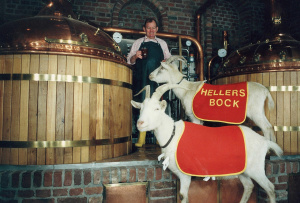 Blick in die Brauerei Hellers in Köln mit Braumeister