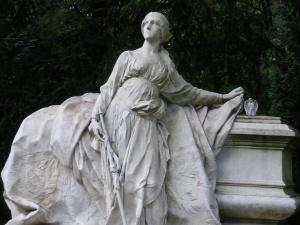 Skulptur am Melaten-Friedhof an einem Grab