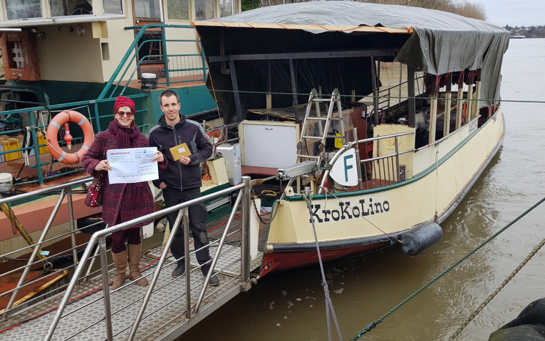 Spende für zerstörte Weißer Fähre Krokolino übergeben