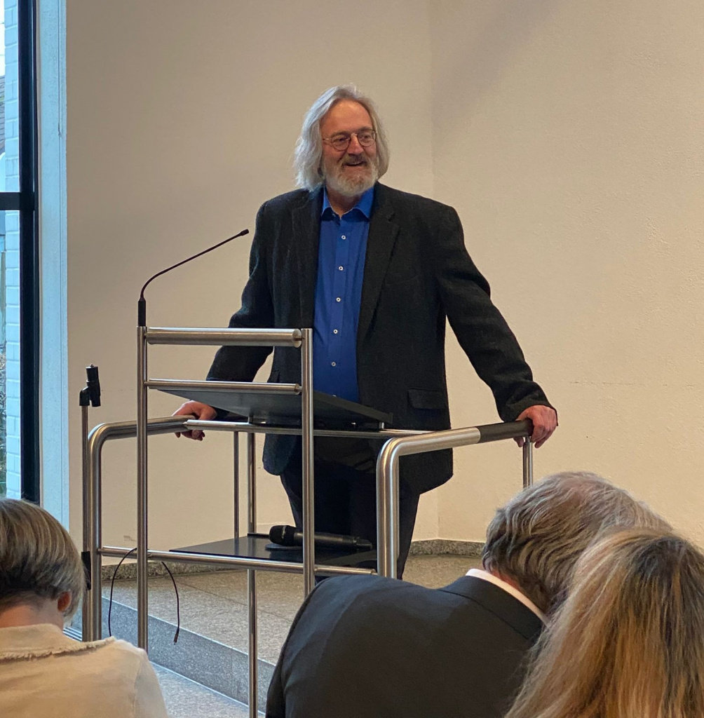 Peter Stein, Leiter der Musikschule Papageno, bei seiner Ansprache