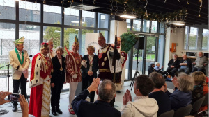 Gruppenbild Dreigestirn Rodenkirchen mit zwei Damen aus dem Vorstand, die einen Karnevalsorden als Auszeichung erhielten.