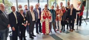 Gruppenfoto mit VIPs aus Politik und dem Dreigestirn Rodenkirchens