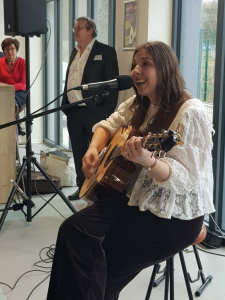 Sängerin Hanna sang Balladen und begleitete sich mit der Gitarre