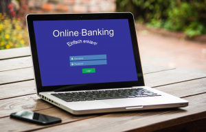 Laptop mit Schrift Online-Banking einfach erklärt Laptop