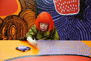 Die Künstlerin Yayoi Kusama bei der Arbeit