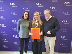 Vertreter der Bürgervereinigung über geben Spende an CBS Studierende