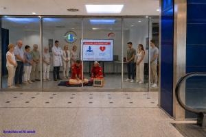 Das Gesundheitsnetzwerk Köln-Süd erklärt Reanimation mit Defibrillator für Laien