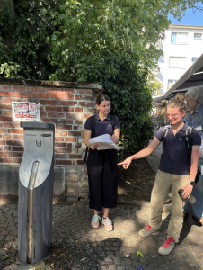 StEB-Führung über das Wasser in Rodenkirchen am Trinkbrunnen am Maternusplatz