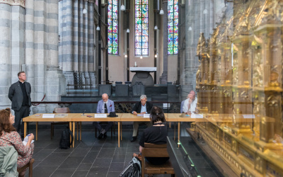 Atemberaubende Kirchenfenster von Markus Lüpertz: Führung am 29. Juli in St. Andreas