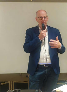 Gunther Höhn spricht auf der Mitgliederversammlung